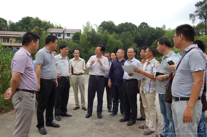 唐未兵与茶陵县委县政府、浣溪镇领导以及当地村民亲切交谈 摄影:曹荣芳 唐未兵与茶陵县委县政府、浣溪镇领导以及当地村民亲切交谈 摄影:曹荣芳