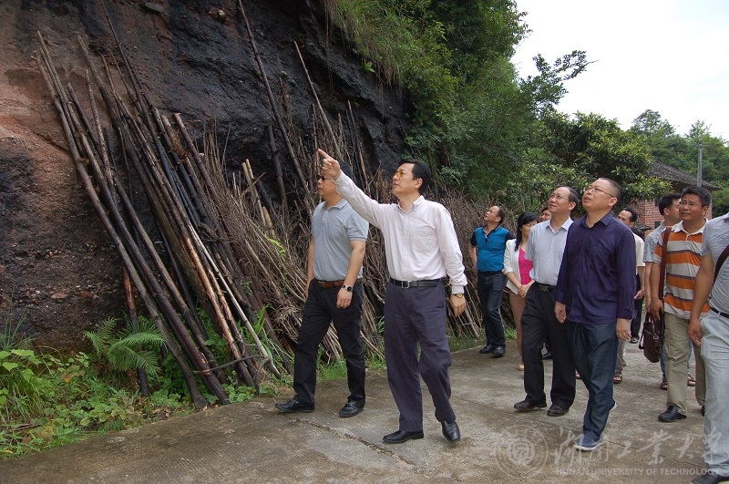 唐未兵在详细了解当地经济文化发展情况 摄影:曹荣芳 唐未兵在详细了解当地经济文化发展情况 摄影:曹荣芳