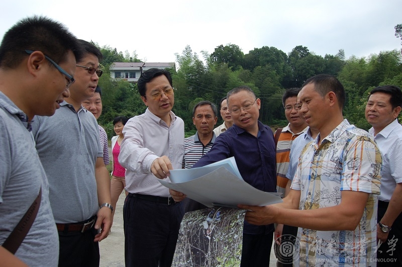 茶陵县委县政府相关领导在向唐未兵介绍当地旅游业发展潜力 摄影:曹荣芳 茶陵县委县政府相关领导在向唐未兵介绍当地旅游业发展潜力 摄影:曹荣芳