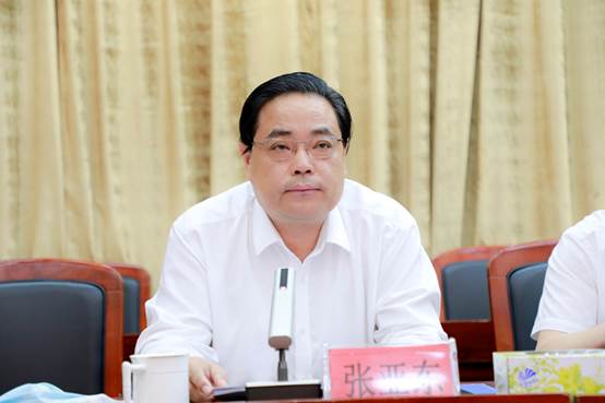 桌子前坐着的人 中度可信度描述已自动生成