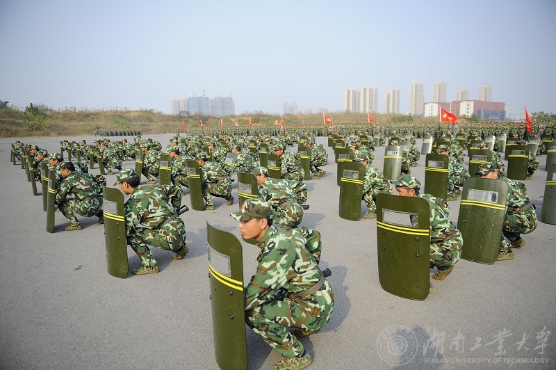 我校新生表演警棍盾牌操（马春华 摄）
