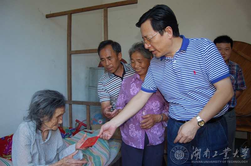 校领导看望慰问我校帮扶困难户和五保户2 吴博摄