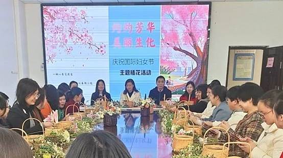 一群人坐在餐桌前中度可信度描述已自动生成 一群人坐在餐桌前中度可信度描述已自动生成